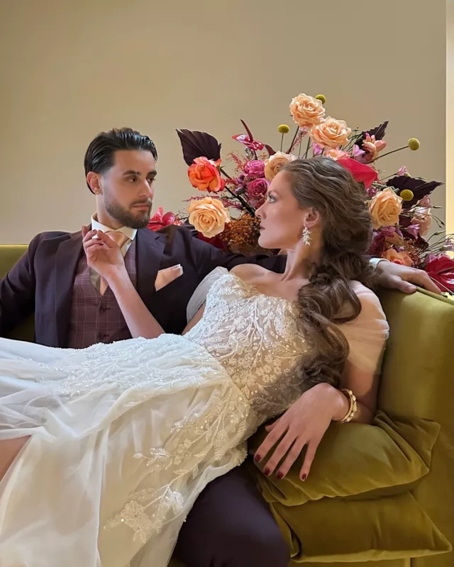 Et si c’était celle-ci ? Celle qui vous fait vibrer avant même de dire “oui” 💌

Robe Leya @marylise_bridal 
Modèle @v_sissi & @maurosnts28 
Lieu @chateaudupontdoye 
Fleurs @lasdefleurvirton 
Costume @christophemensstore 
Mise en beauté @hair_stetik @hair_stetik.anais 
Visuels @bloomingbypauline
