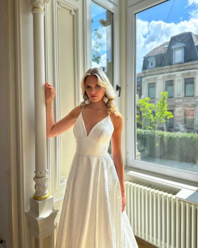 L’élégance en toute simplicité 🤍
Décolleté en V, dos nu, brocart lumineux.
@adriana_alier_bridal sélectionnée avec soin.

Robe Donia de Adriana Alier 
Modèle @margaux_perle01 
Visuels @bloomingbypauline